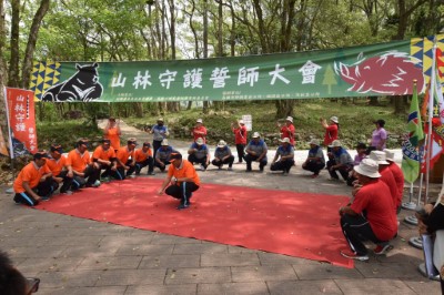 山林守護隊 展示布農族報戰功儀式
